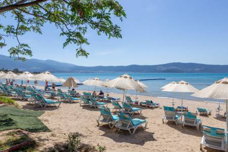 THE HOLIDAY RESORT HOTEL Pools & Beach
